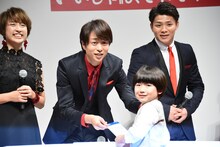 子供に年賀状を渡す櫻井翔（嵐）。