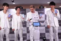 Pepprに意気込みを聞くDA PUMPメンバー。