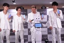 Pepprに意気込みを聞くDA PUMPメンバー。