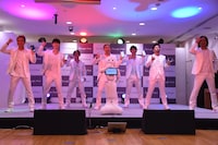 DA PUMPとPepperによる「U.S.A.」パフォーマンスの様子。