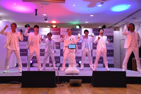 DA PUMPとPepperによる「U.S.A.」パフォーマンスの様子。