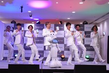 DA PUMPとPepperによる「U.S.A.」パフォーマンスの様子。