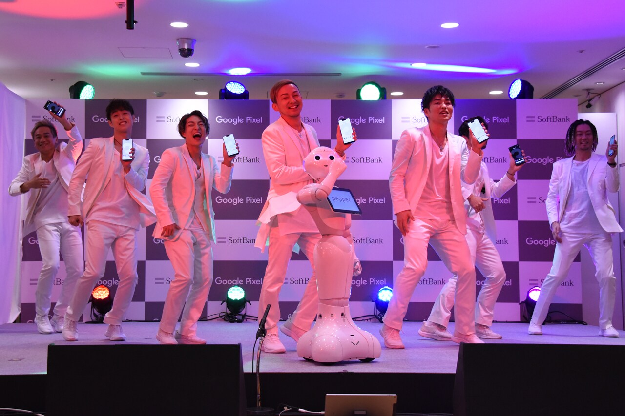 DA PUMPとPepperによる「U.S.A.」パフォーマンスの様子。