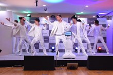 DA PUMPとPepperによる「U.S.A.」パフォーマンスの様子。