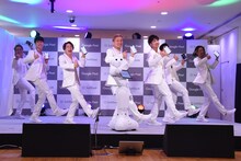 DA PUMPとPepperによる「U.S.A.」パフォーマンスの様子。