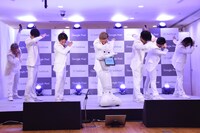 DA PUMPとPepperによる「U.S.A.」パフォーマンスの様子。