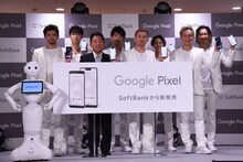 左からPepper、U-YEAH、YORI、 榛葉淳・ソフトバンク代表取締役副社長、KENZO、ISSA、DAICHI、KIMI、TOMO。