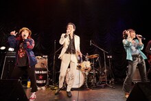 フィロソフィーのダンスとSCOOBIE DOによるコラボレーションの様子。