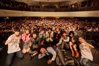 観客と共に記念撮影するフィロソフィーのダンスとSCOOBIE DO。