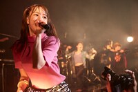 熱唱する佐藤まりあ。