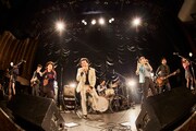 フィロソフィーのダンスとSCOOBIE DOによるコラボレーションの様子。