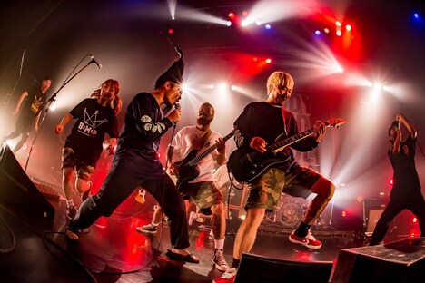 SHADOWSと、乱入するHayato Mochizuki（G, Cho / COUNTRY YARD）。（Photo by Takashi "TAKA" Konuma）