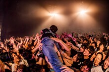 クラウドサーフするNAMBA（Vo, B / NAMBA69）。（Photo by Takashi "TAKA" Konuma）