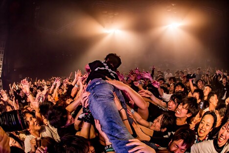 クラウドサーフするNAMBA（Vo, B / NAMBA69）。（Photo by Takashi "TAKA" Konuma）