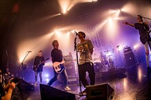 NAMBA69とKeisaku “Sit” Matsu-ura（B, Vo / COUNTRY YARD）。（Photo by Takashi "TAKA" Konuma）