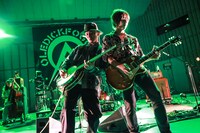 左から四條未来（Banjo）、スージー（G, Cho）。（Photo by Chabo）