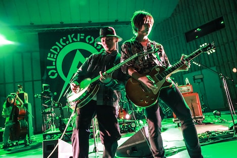 左から四條未来(Banjo)、スージー(G, Cho)。(Photo by Chabo)