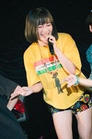 笑顔で歌う十束おとは。