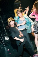 奥津マリリの胸を揉みしだく日向ハル。