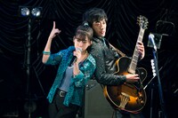 背中合わせでパフォーマンスする奥津マリリ（左）とマツキタイジロウ（右）。