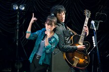 背中合わせでパフォーマンスする奥津マリリ（左）とマツキタイジロウ（右）。