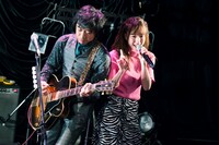 マツキタイジロウ（左）に寄り添って歌う佐藤まりあ（右）。