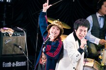 背中合わせでパフォーマンスする日向ハル（左）とマツキタイジロウ（右）。