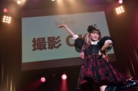 「桃色片思い」曲中の撮影タイムにポーズを決める星名美怜。