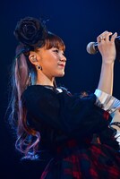 「神さまの言うとおり」を歌う星名美怜。