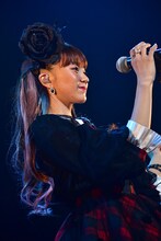 「神さまの言うとおり」を歌う星名美怜。