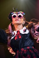 サングラスをかけて「熟女になっても feat. SUSHIBOYS」を披露する星名美怜。