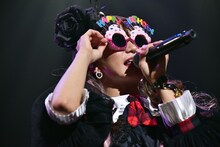 サングラスをかけて「熟女になっても feat. SUSHIBOYS」を披露する星名美怜。