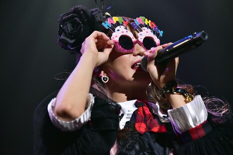 サングラスをかけて「熟女になっても feat. SUSHIBOYS」を披露する星名美怜。