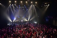 星型のピンクの紙が舞う東京・マイナビBLITZ赤坂。