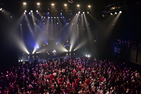 星型のピンクの紙が舞う東京・マイナビBLITZ赤坂。