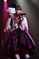 自身の生誕グッズであるモバイルケースを掲げる星名美怜。