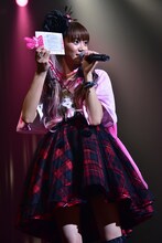 自身の生誕グッズであるモバイルケースを掲げる星名美怜。