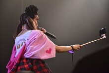 iPhone XSで自撮りする星名美怜。