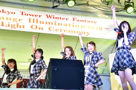 「東京タワーウィンターファンタジー ~オレンジ・イルミネーション」のミニライブの様子。