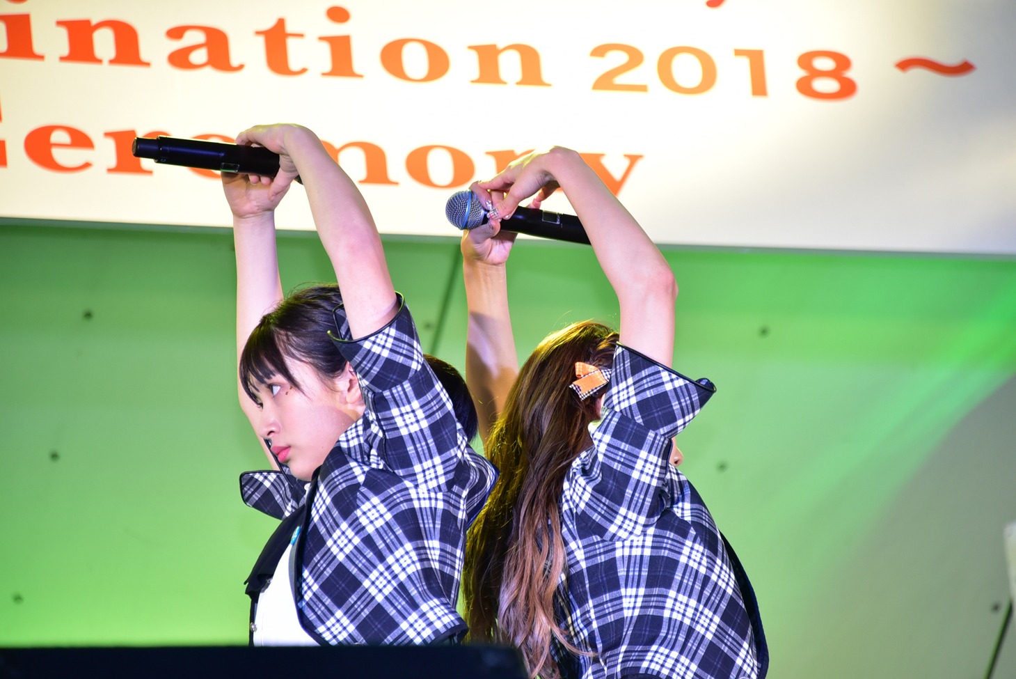 「東京タワーウィンターファンタジー ～オレンジ・イルミネーション」のミニライブの様子。
