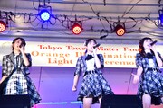 「東京タワーウィンターファンタジー ~オレンジ・イルミネーション」のミニライブの様子。
