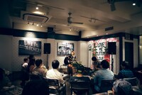 Rihwa「WILD INSIDE with J.S. BURGERS CAFE」東京・J.S. BURGERS CAFE 新宿店公演の様子。