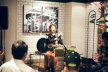 Rihwa「WILD INSIDE with J.S. BURGERS CAFE」東京・J.S. BURGERS CAFE 新宿店公演の様子。