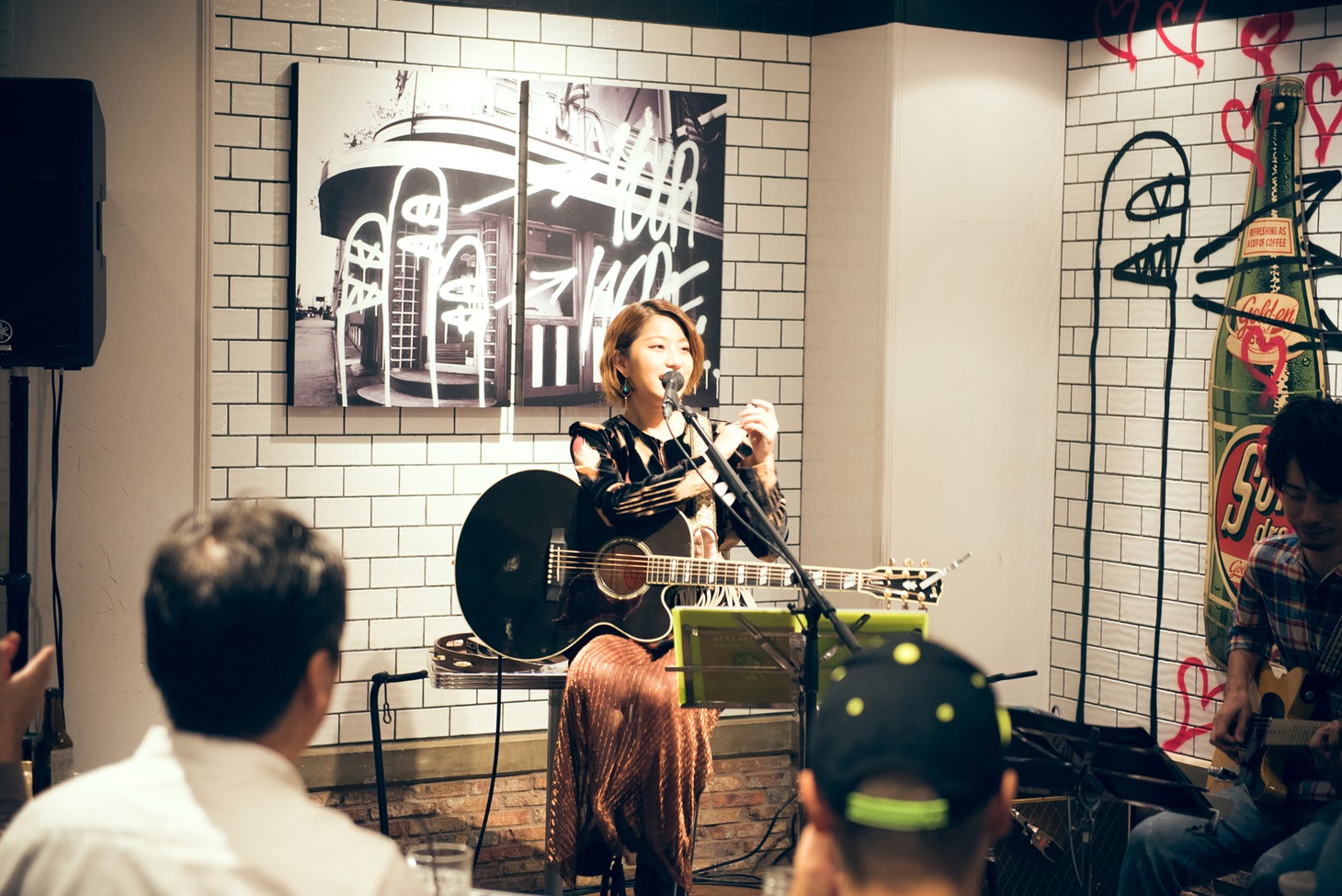Rihwa「WILD INSIDE with J.S. BURGERS CAFE」東京・J.S. BURGERS CAFE 新宿店公演の様子。