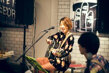 Rihwa「WILD INSIDE with J.S. BURGERS CAFE」東京・J.S. BURGERS CAFE 新宿店公演の様子。