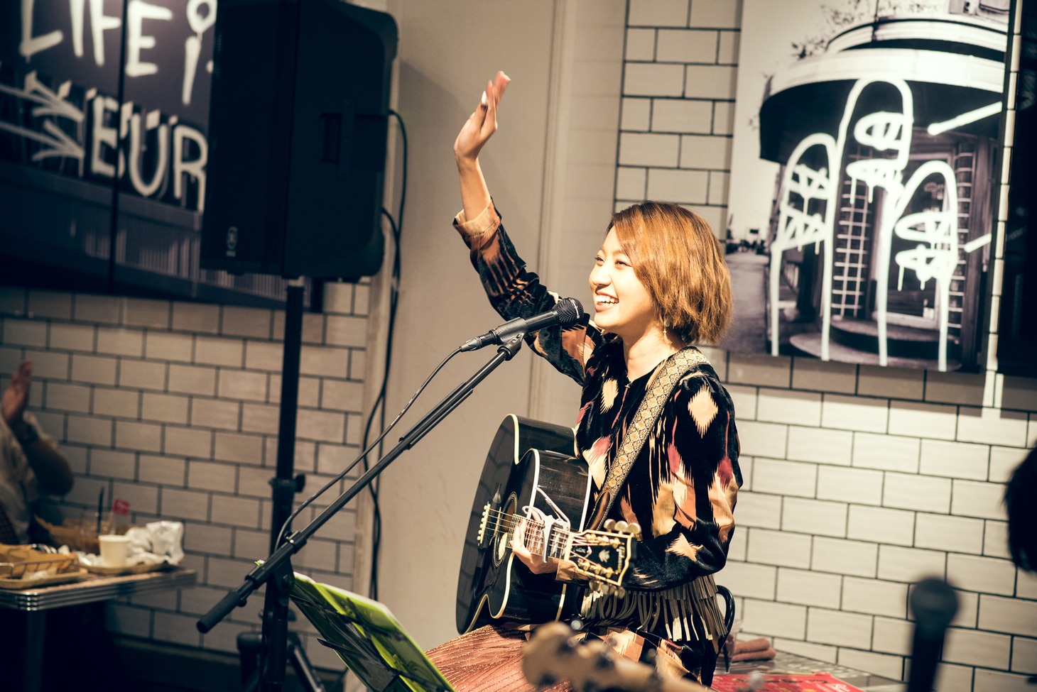 Rihwa「WILD INSIDE with J.S. BURGERS CAFE」東京・J.S. BURGERS CAFE 新宿店公演の様子。