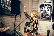 Rihwa「WILD INSIDE with J.S. BURGERS CAFE」東京・J.S. BURGERS CAFE 新宿店公演の様子。