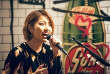 Rihwa「WILD INSIDE with J.S. BURGERS CAFE」東京・J.S. BURGERS CAFE 新宿店公演の様子。