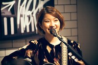 Rihwa「WILD INSIDE with J.S. BURGERS CAFE」東京・J.S. BURGERS CAFE 新宿店公演の様子。