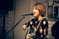 Rihwa「WILD INSIDE with J.S. BURGERS CAFE」東京・J.S. BURGERS CAFE 新宿店公演の様子。